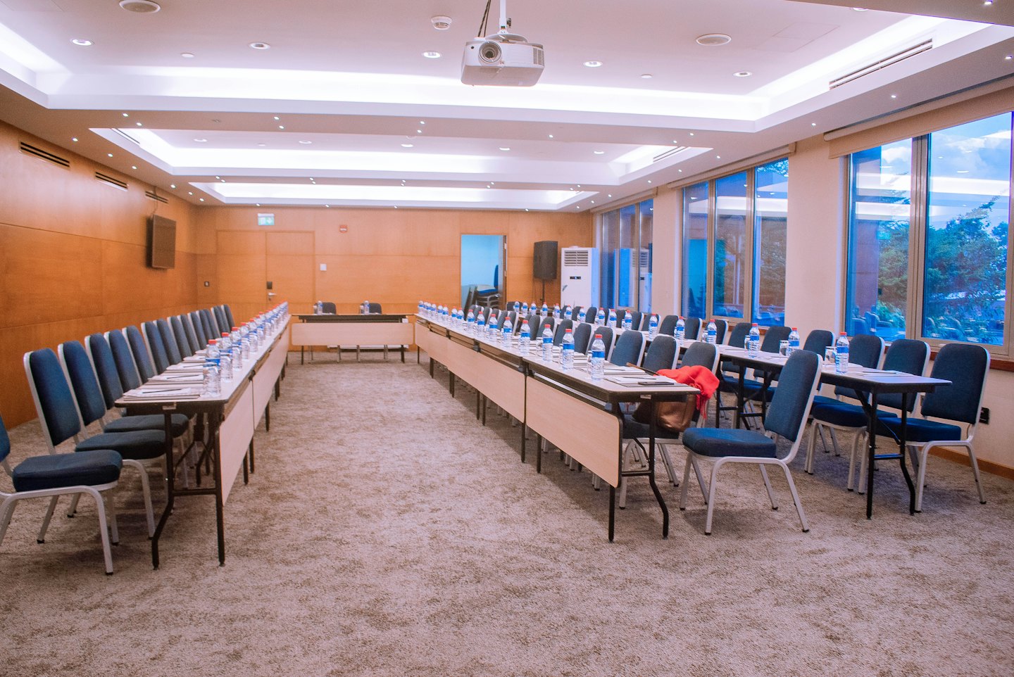 Leerer Konferenzraum mit Tischen und Stühlen für ein Meeting vorbereitet.